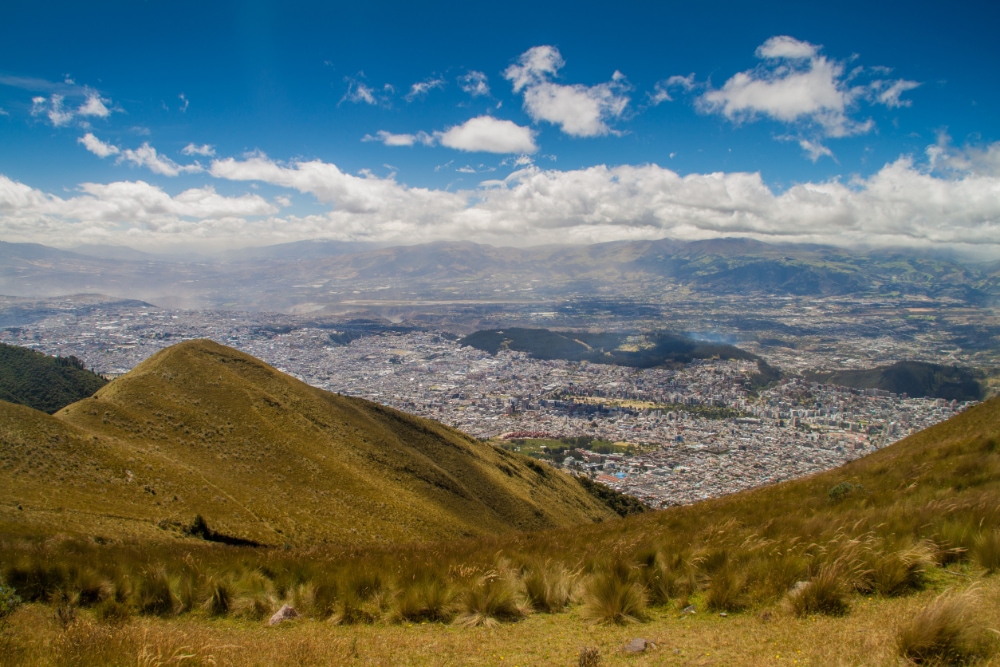 Quito vanaf een berg gezien