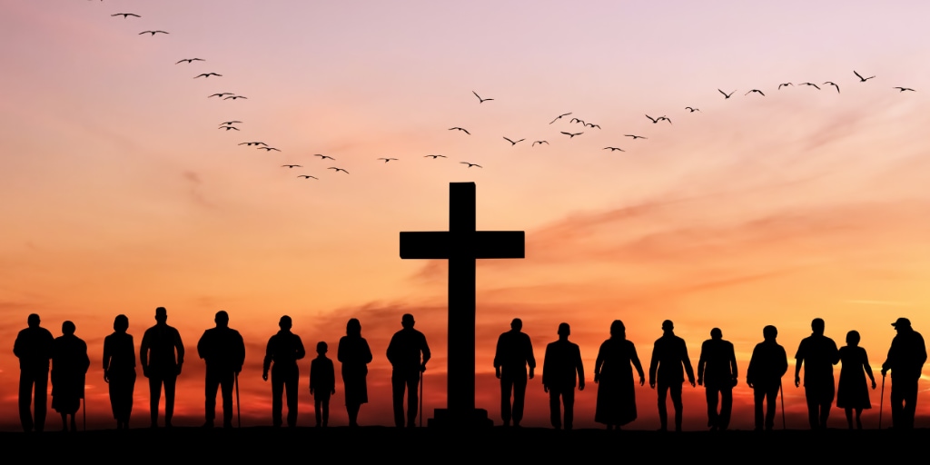 groep reisgenoten bij een kruis tijdens een christelijke groepsreis