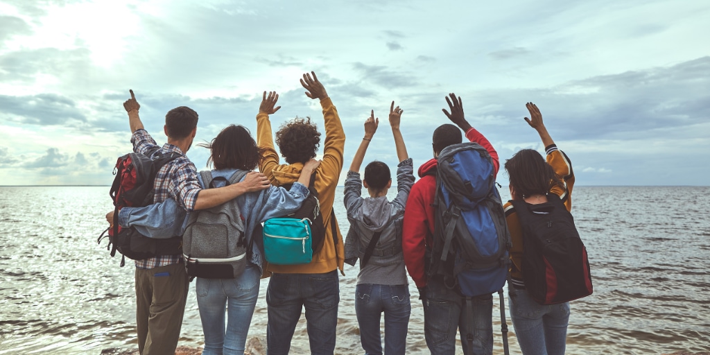 groep jongeren op reis bij het strand