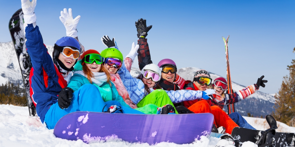 groep jongeren wintersport