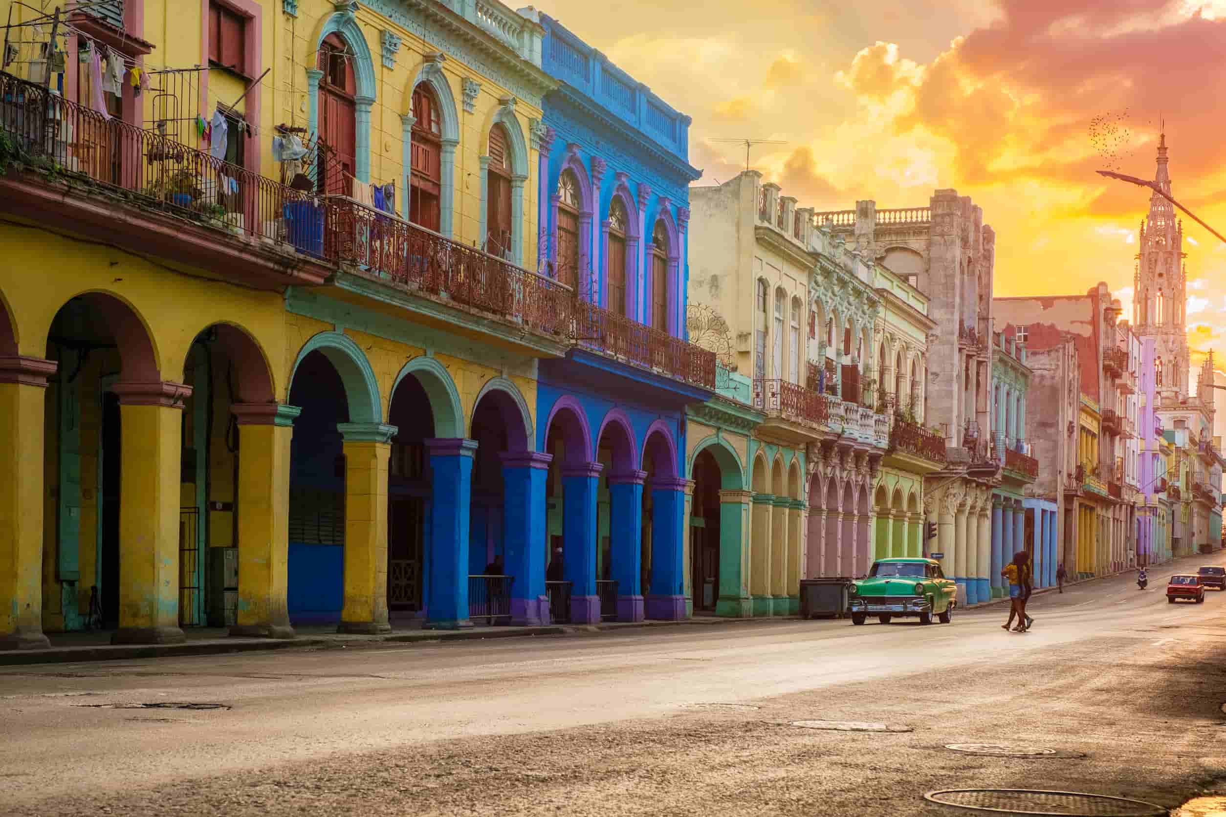 Kleurrijke gebouwen in Havana bij zonsondergang