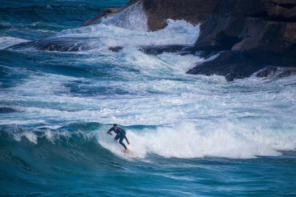man op single surfvakantie
