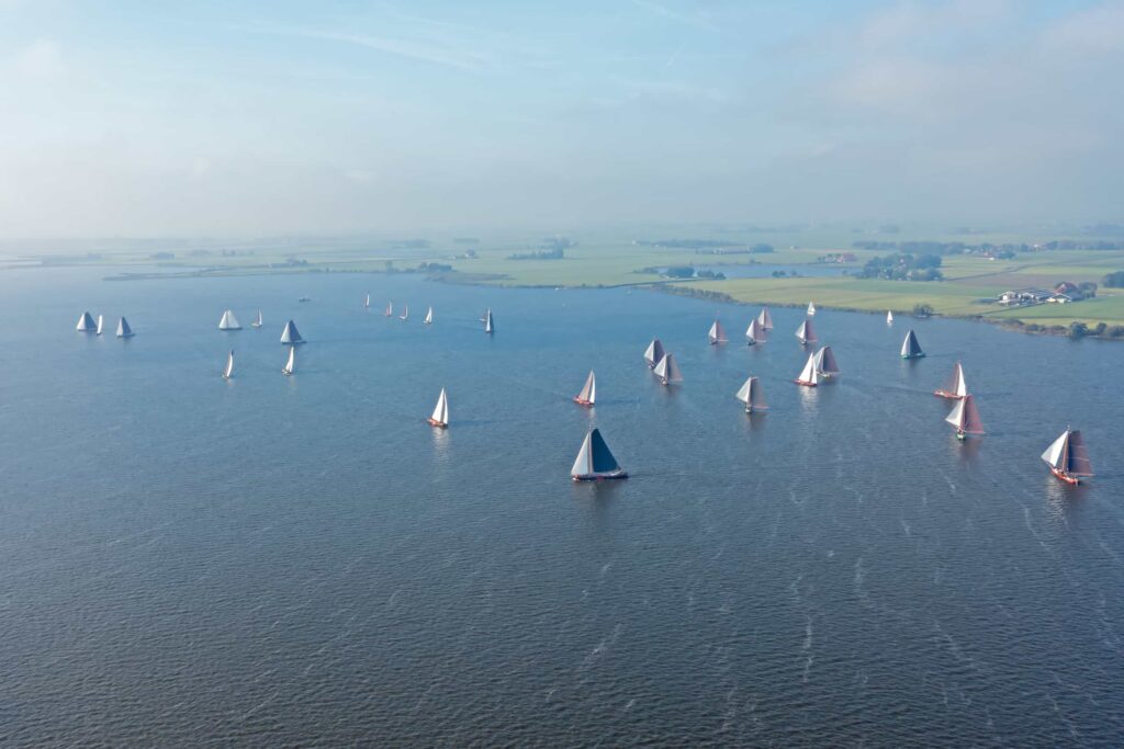 Zeilbootjes op het Fluessenmeer in Friesland